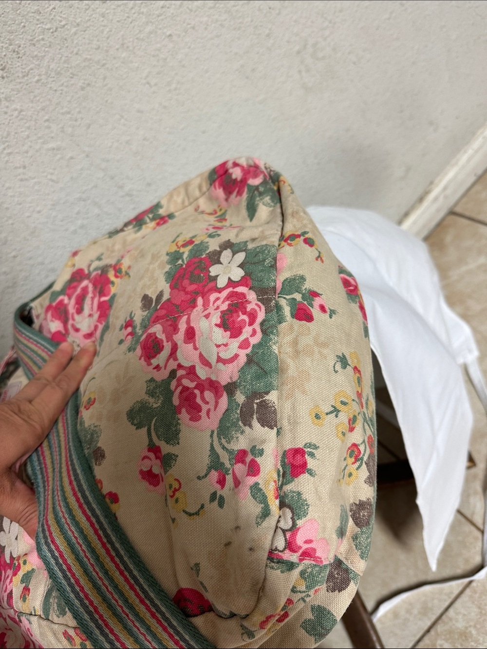 Cath Kidston Cream Canvas Crossbody Bag with Pink Rose Print - Picture 4 of 6